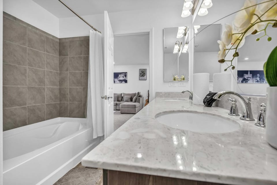 The Modern Gem - Sparkling New Villa Villa in Spring Valley