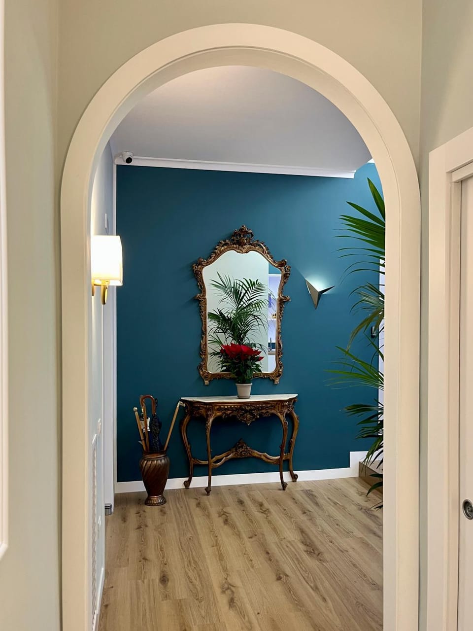 Decorative detail, Seating area, Dining area