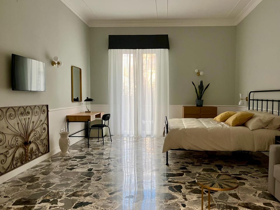 TV and multimedia, Photo of the whole room, Bedroom