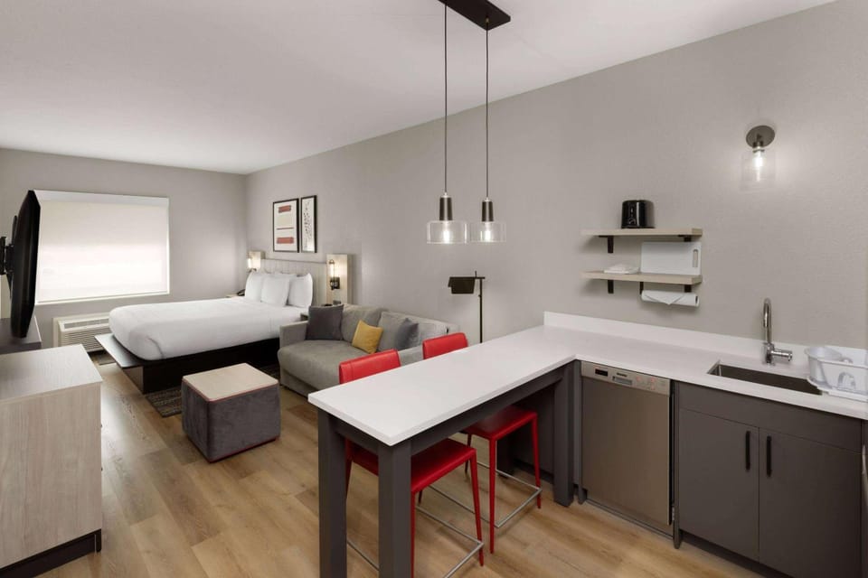 Bed, Kitchen or kitchenette, Photo of the whole room, Seating area