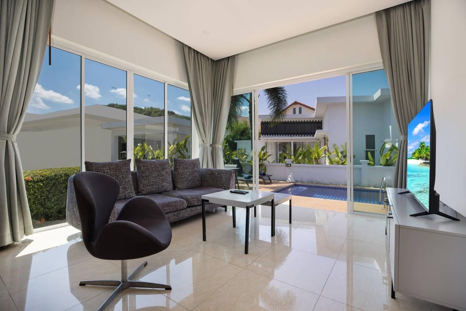 TV and multimedia, Living room, Pool view, Swimming pool