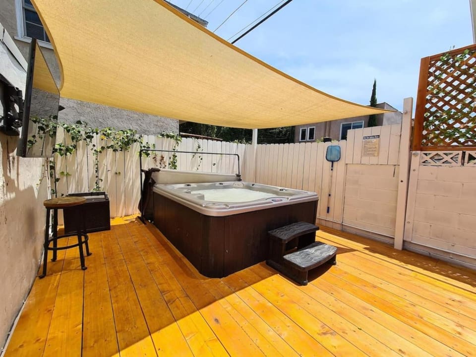 Patio, Day, Hot Tub