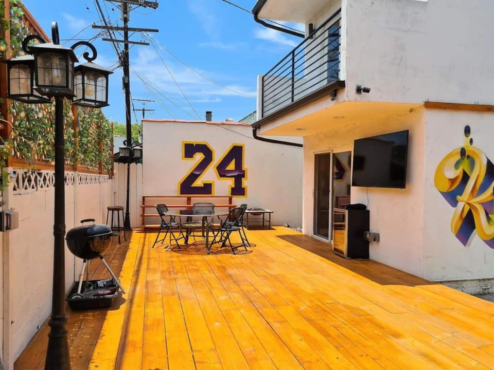 3 bedroom with Hot Tub and Video game console 10 minutes from Rodeo Drive Beverly Hills Apartment in San Fernando Valley