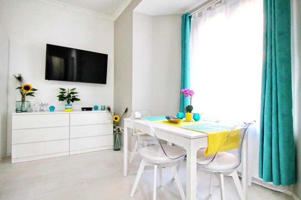 Communal lounge/ TV room, TV and multimedia, Dining area, Evening entertainment