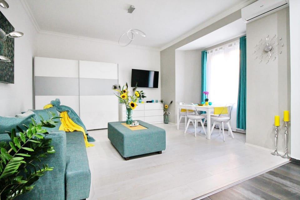 Communal lounge/ TV room, TV and multimedia, Living room, Seating area, Dining area