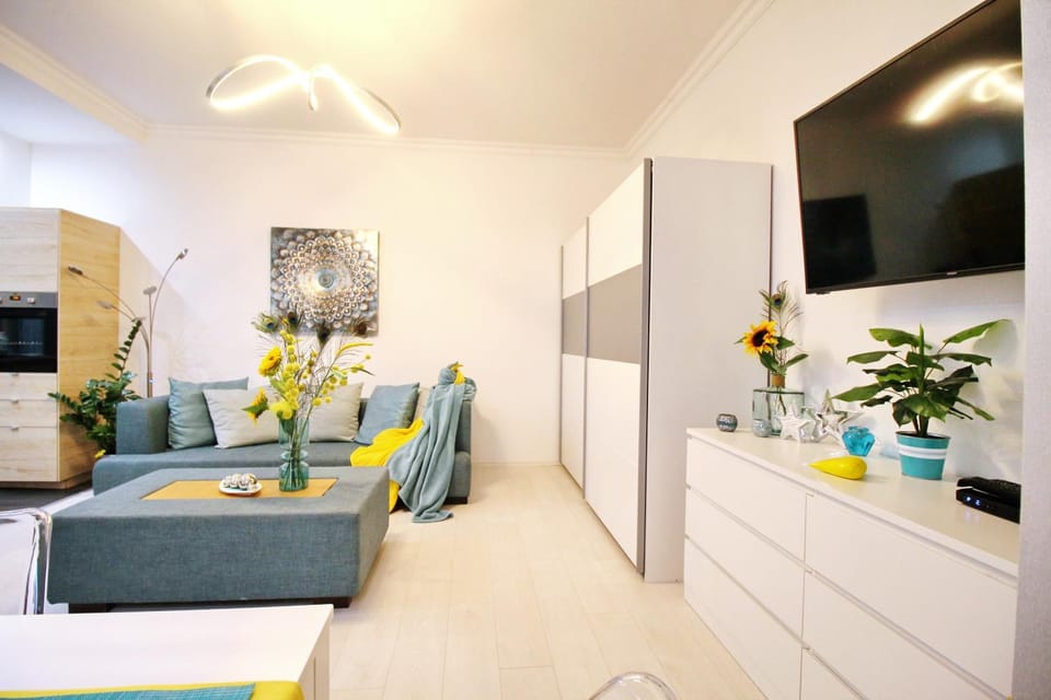 Communal lounge/ TV room, TV and multimedia, Living room, Evening entertainment