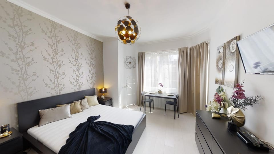 Bed, TV and multimedia, Living room, Photo of the whole room, Seating area, Bedroom