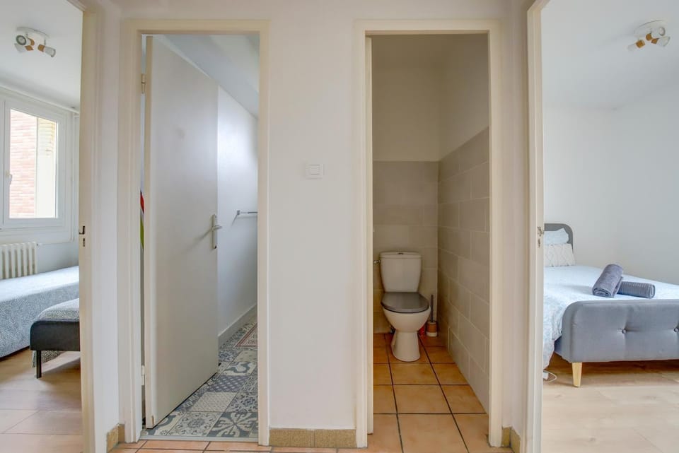 Shower, Toilet, Bed, Bathroom, Photo of the whole room, Bedroom, towels