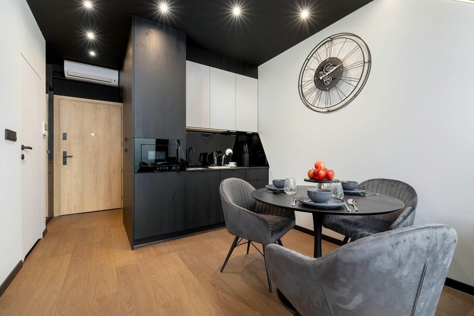 Coffee/tea facilities, Kitchen or kitchenette, Living room, Seating area, Dining area