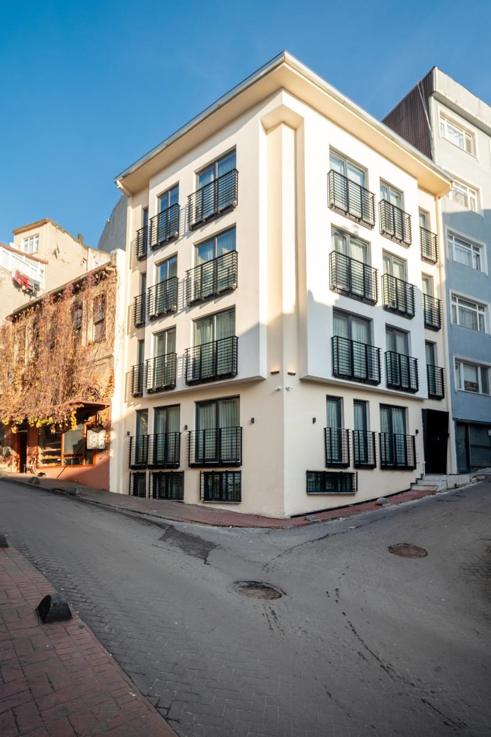 Property building, Day, Neighbourhood, Street view, Location