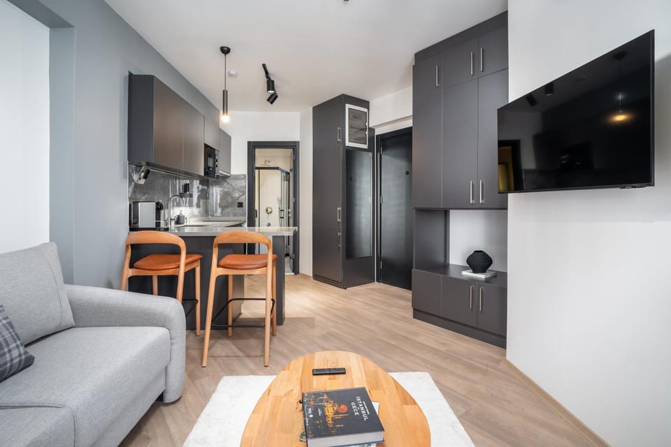 Kitchen or kitchenette, Living room, Seating area, Dining area
