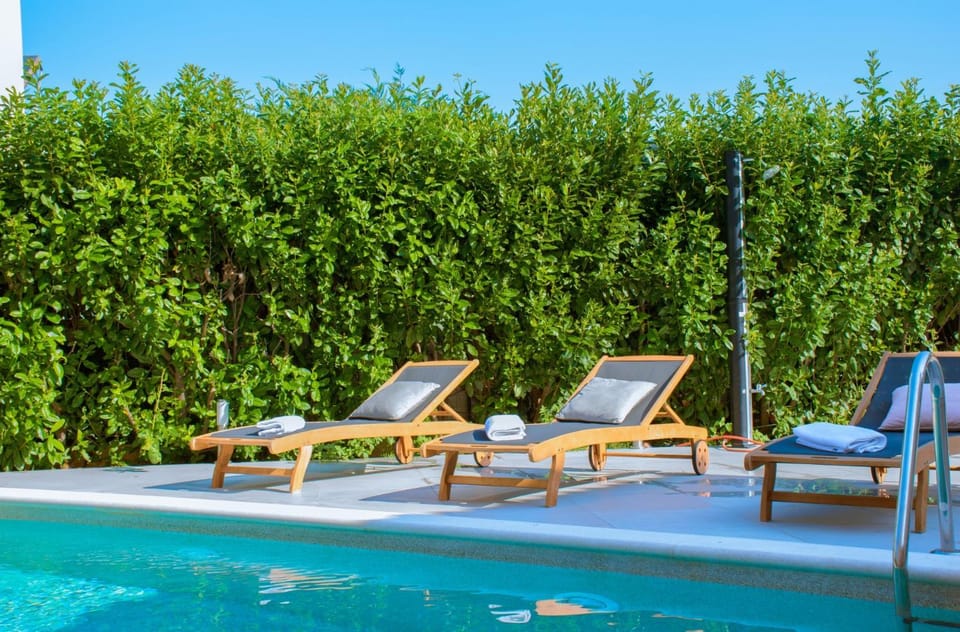 Day, Swimming pool, sunbed