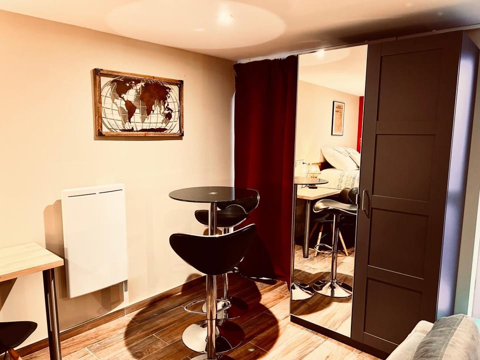 Seating area, Dining area, wardrobe