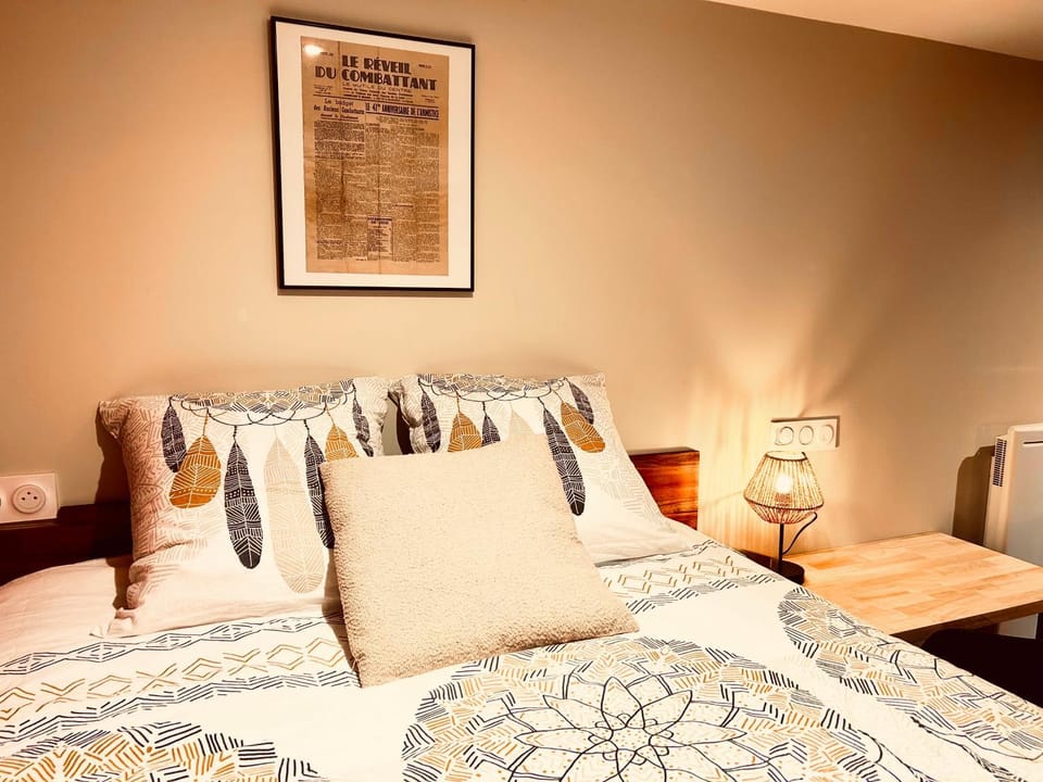 Bed, Photo of the whole room, Seating area, Bedroom