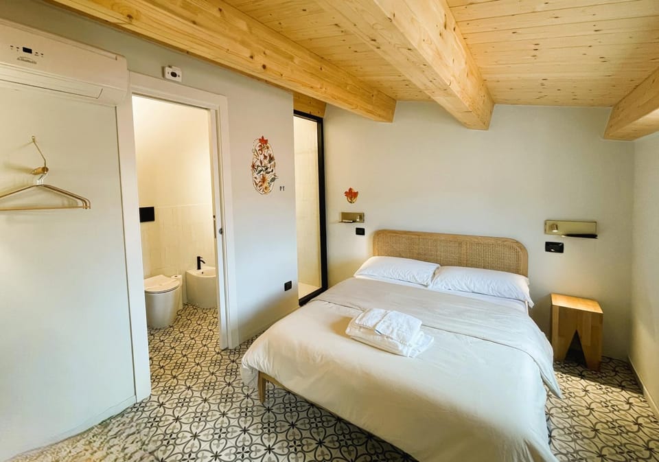 Bed, Bedroom, towels, air conditioner