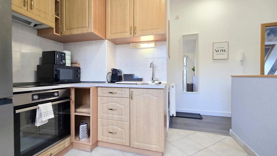Kitchen or kitchenette, oven, stove