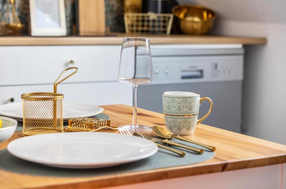 Moderne schicke Dachgeschosswohnung 15 min bis Düsseldorf Apartment in Duisburg