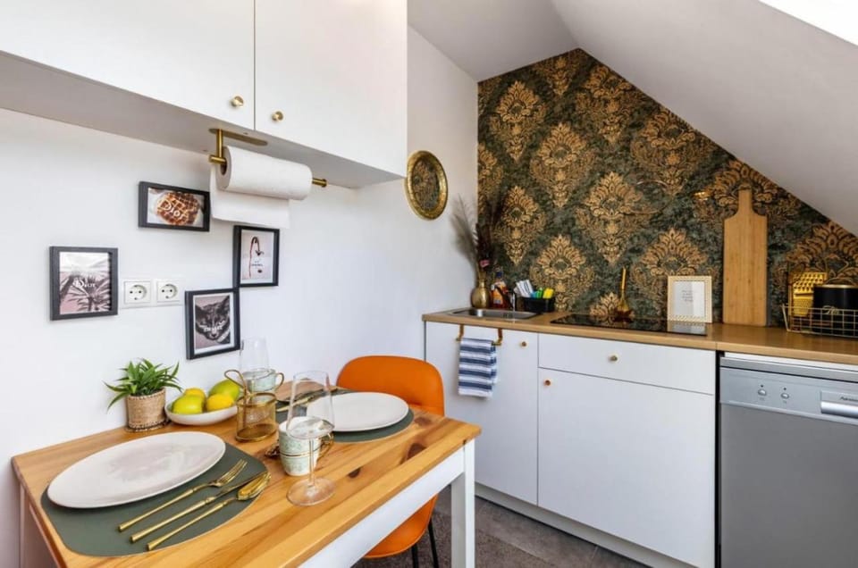 Moderne schicke Dachgeschosswohnung 15 min bis Düsseldorf Apartment in Duisburg