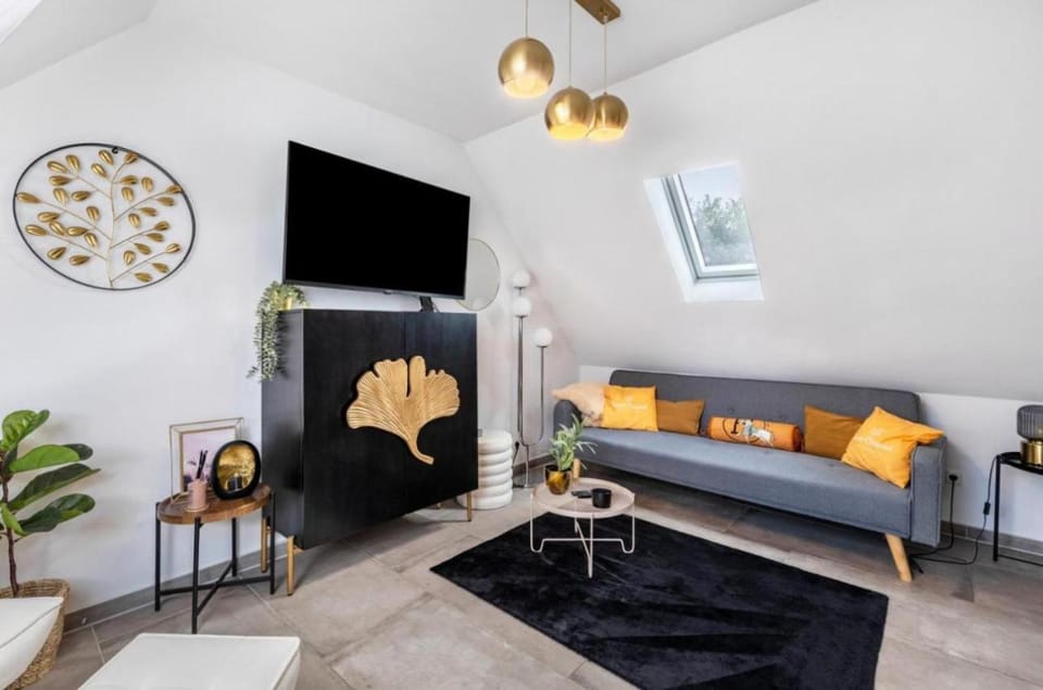 Moderne schicke Dachgeschosswohnung 15 min bis Düsseldorf Apartment in Duisburg