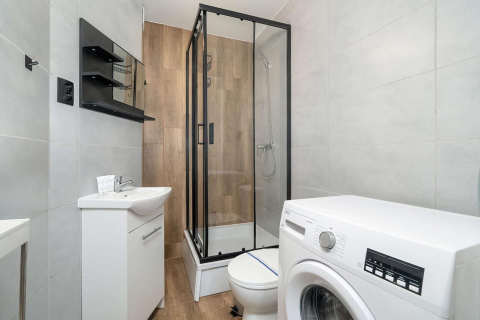 Bathroom, towels, washing machine