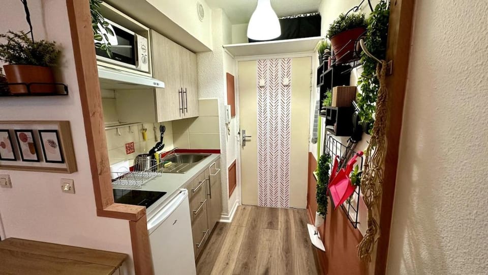 Facade/entrance, Kitchen or kitchenette