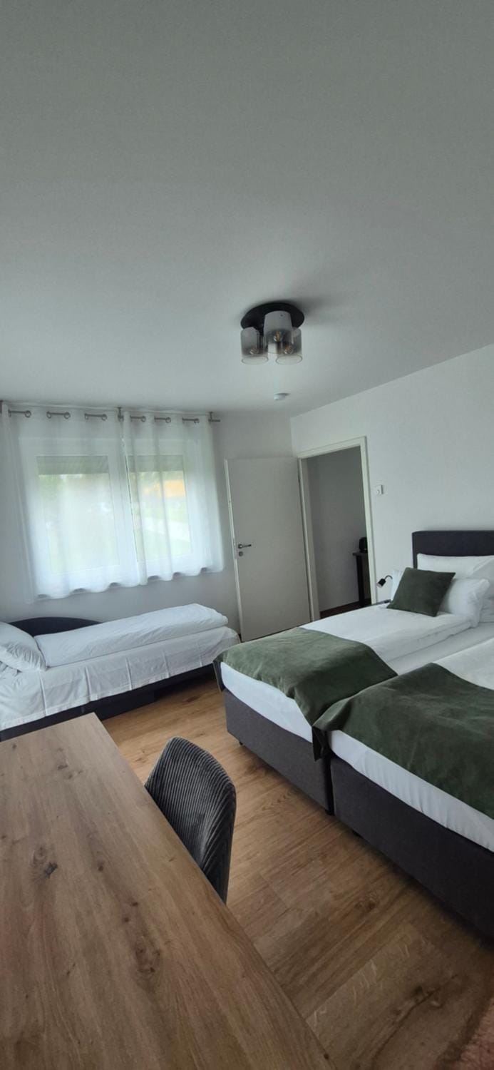 Apartments Seibel Doppel-Zweibettzimmer mit Küche und Wintergarten Bed and Breakfast in Reutlingen