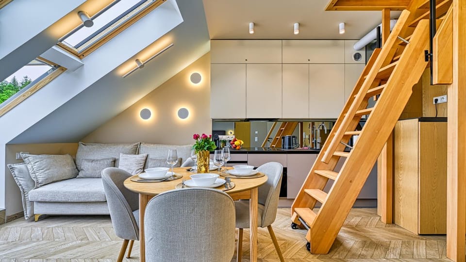 Coffee/tea facilities, Kitchen or kitchenette, Living room, Seating area, Dining area, stove, toaster