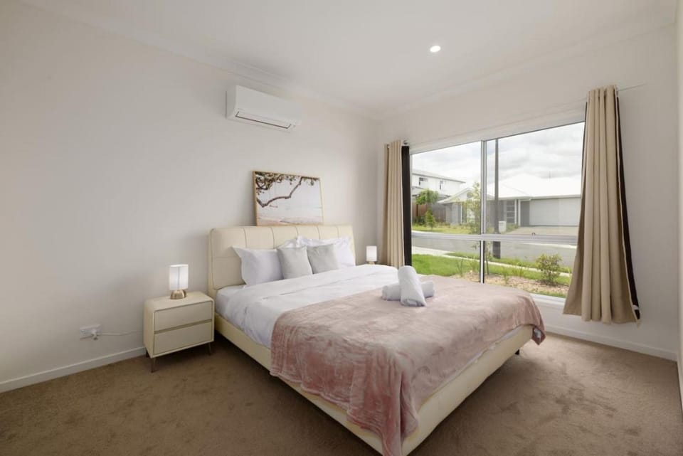 Spacious 4BR Modern Home by Parks and Forest House in Brisbane