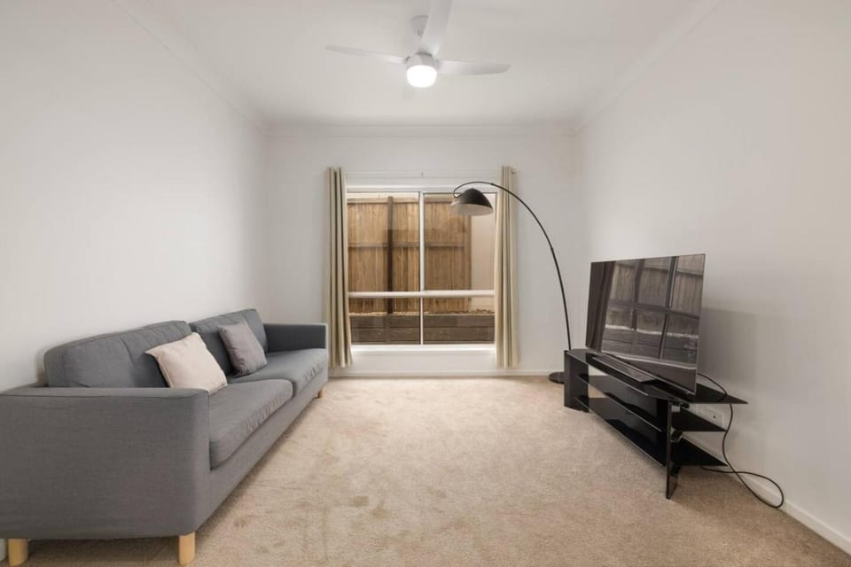 Spacious 4BR Modern Home by Parks and Forest House in Brisbane