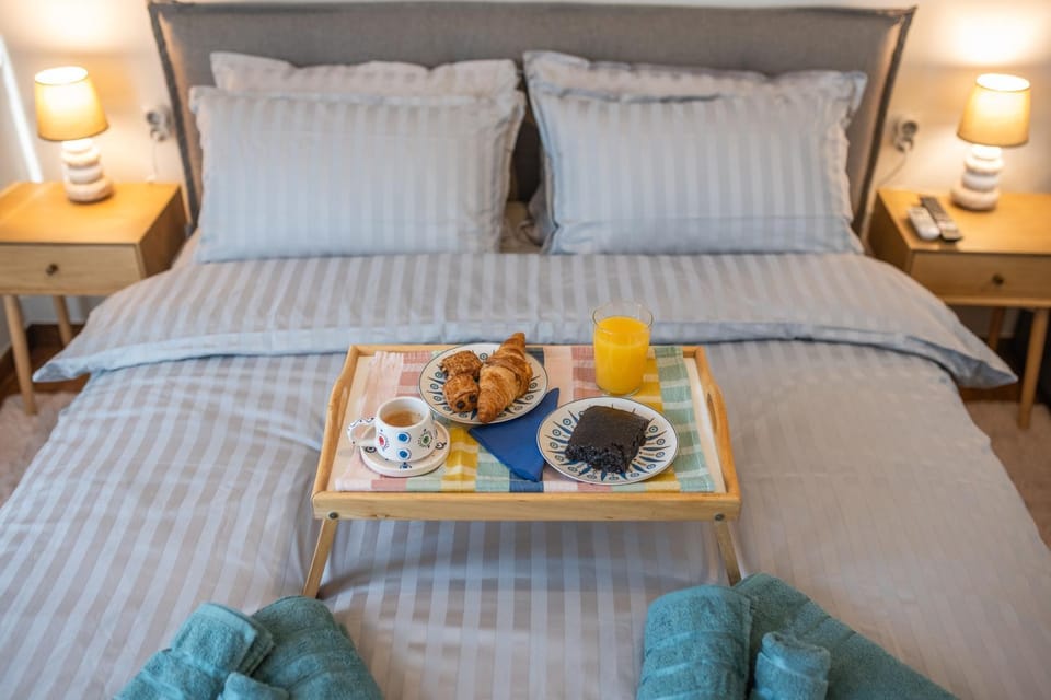 Bed, Bedroom, towels