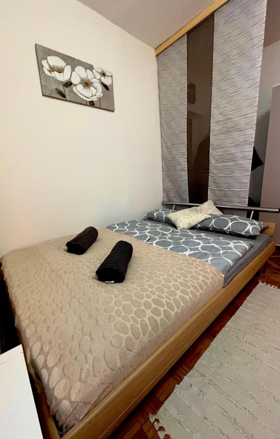 Bed, Photo of the whole room, towels