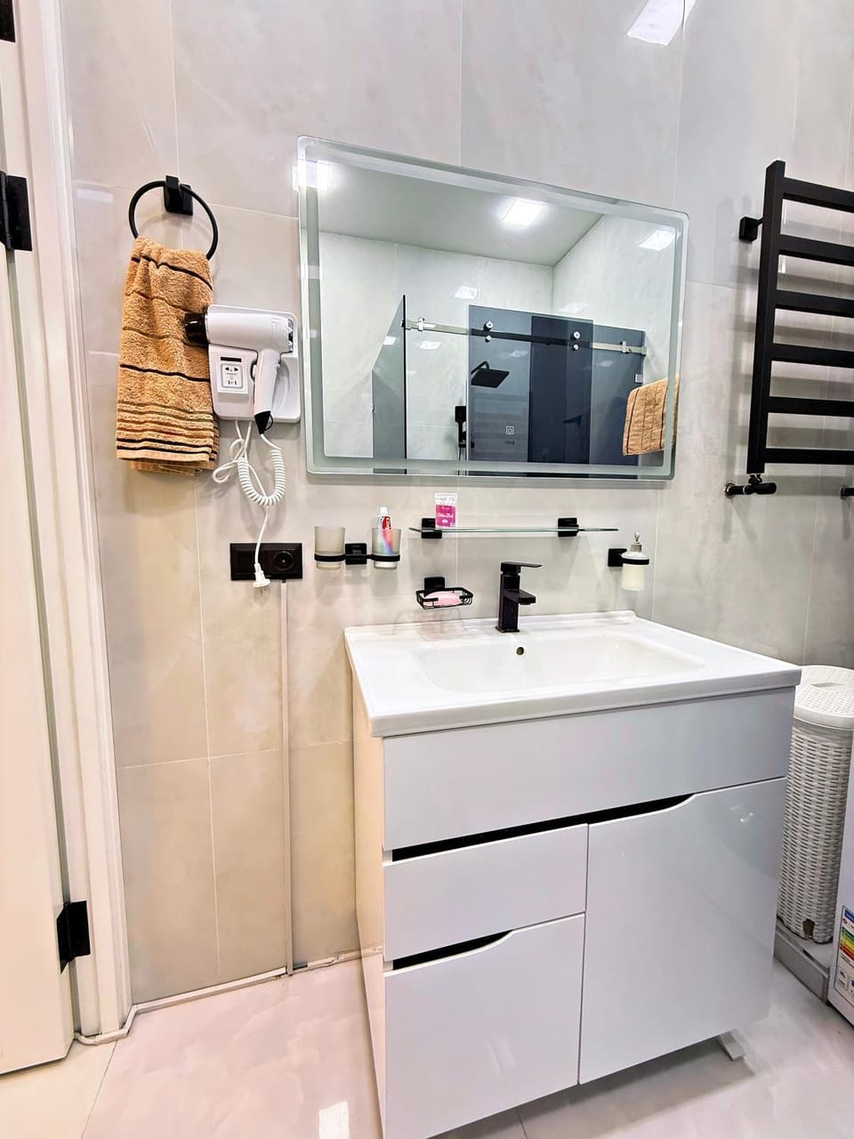 Shower, hair dryier, towels