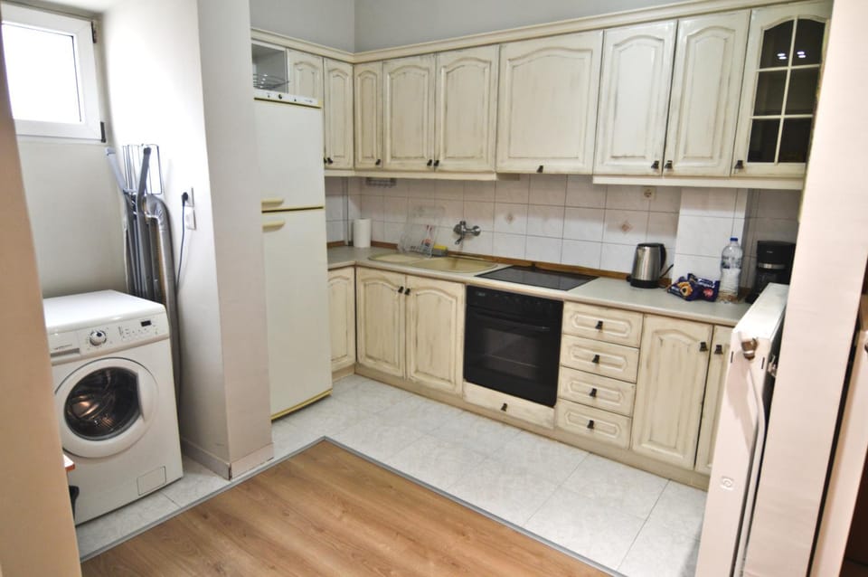 Kitchen or kitchenette, pet friendly, stove, washing machine