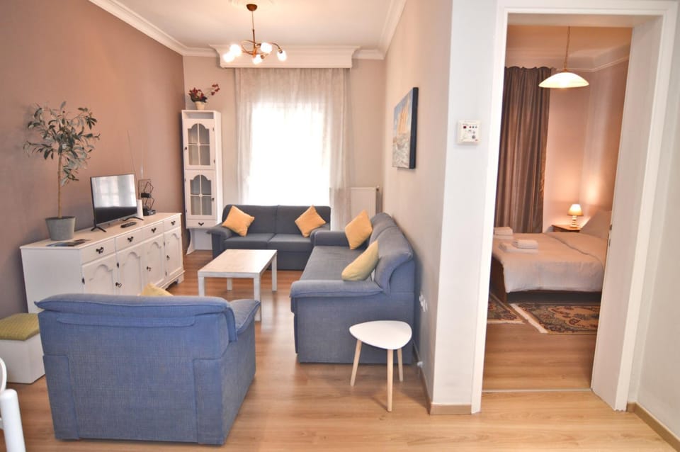 Bed, TV and multimedia, Living room, Photo of the whole room, Seating area, Bedroom