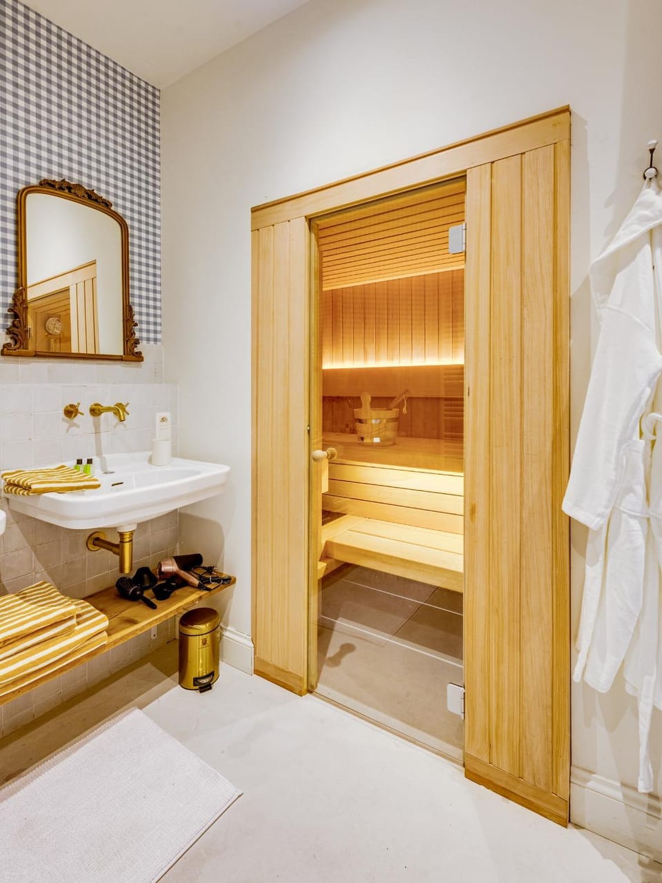 Bathroom, Spa and wellness centre/facilities, towels, wardrobe