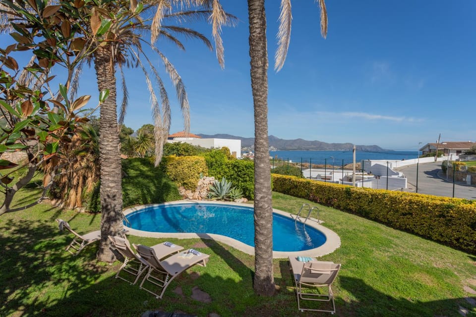 Day, Natural landscape, Garden, Garden view, Pool view, Sea view, Swimming pool, sunbed