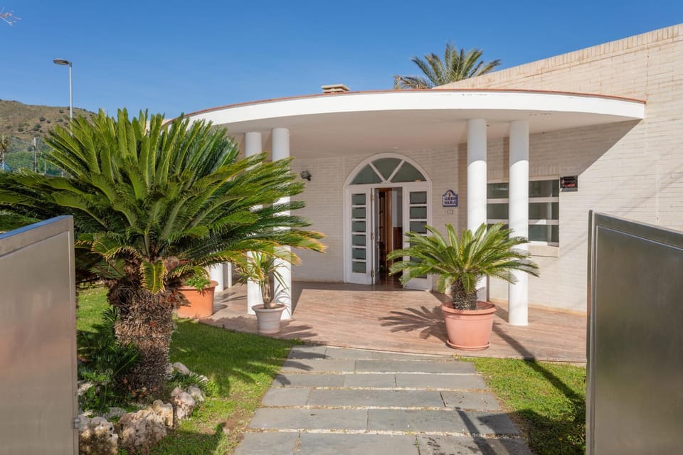 Property building, Facade/entrance, Day, Garden, Garden view