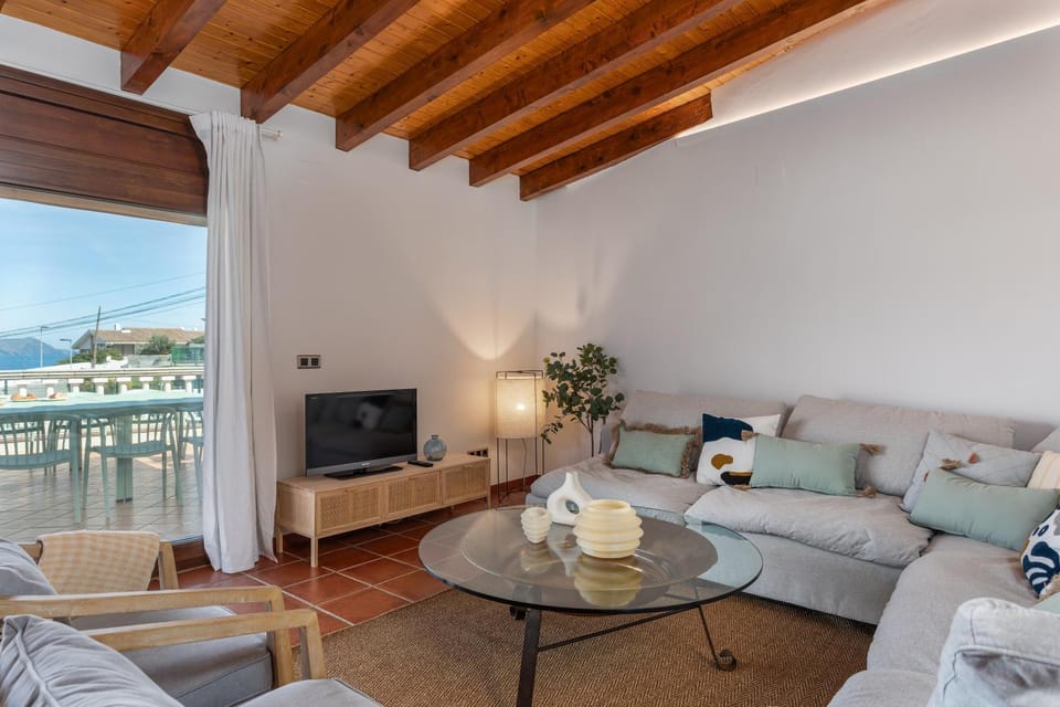 TV and multimedia, View (from property/room), Living room, Seating area, Dining area