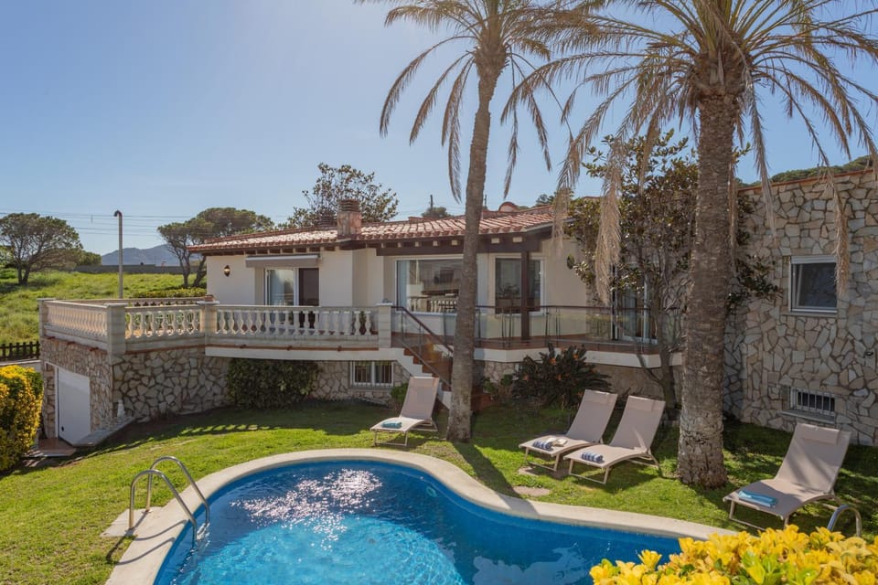 Property building, Patio, Day, Garden, Garden view, Pool view, Swimming pool, sunbed