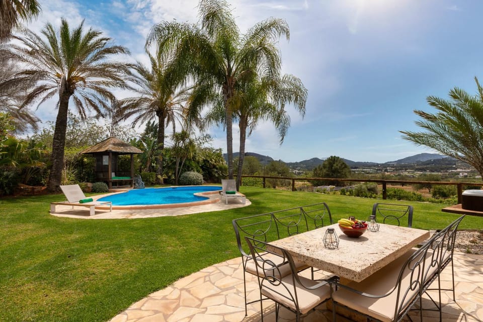 Patio, Day, Natural landscape, Bird's eye view, Garden, Dining area, Garden view, Mountain view, Pool view, Swimming pool, Breakfast, sunbed