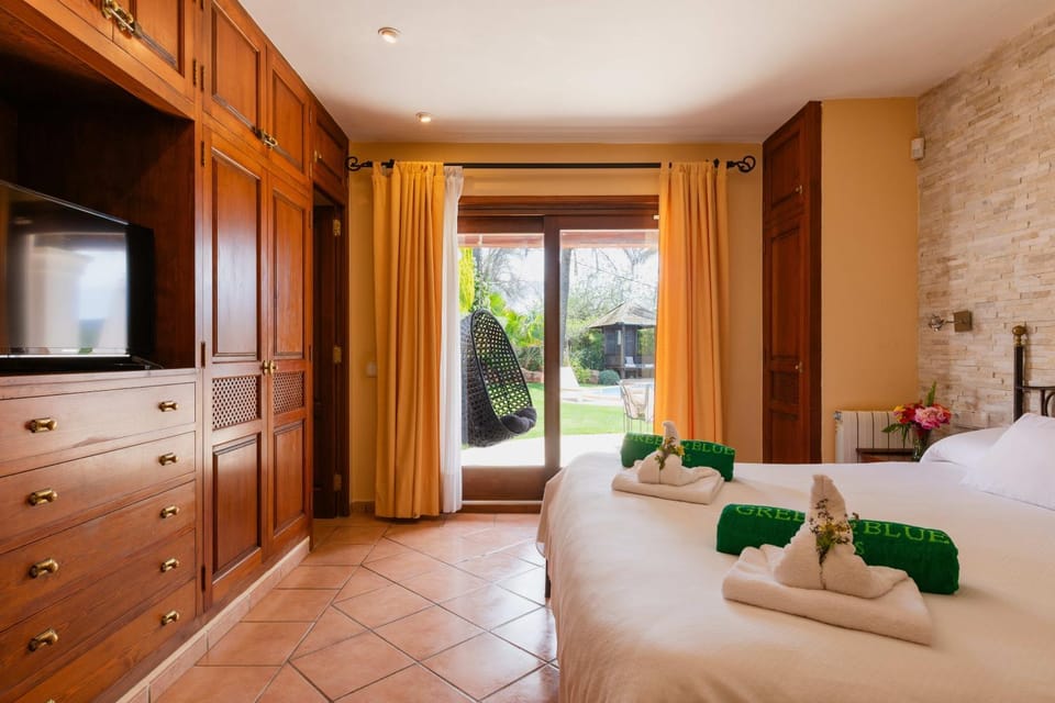 Bed, TV and multimedia, Other, Photo of the whole room, Bedroom, Garden view, towels, wardrobe