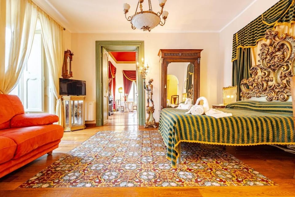 Bed, TV and multimedia, Living room, Photo of the whole room, Seating area, Bedroom