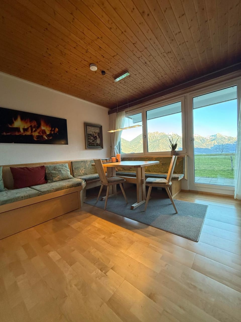 Living room, Seating area, Dining area, Mountain view