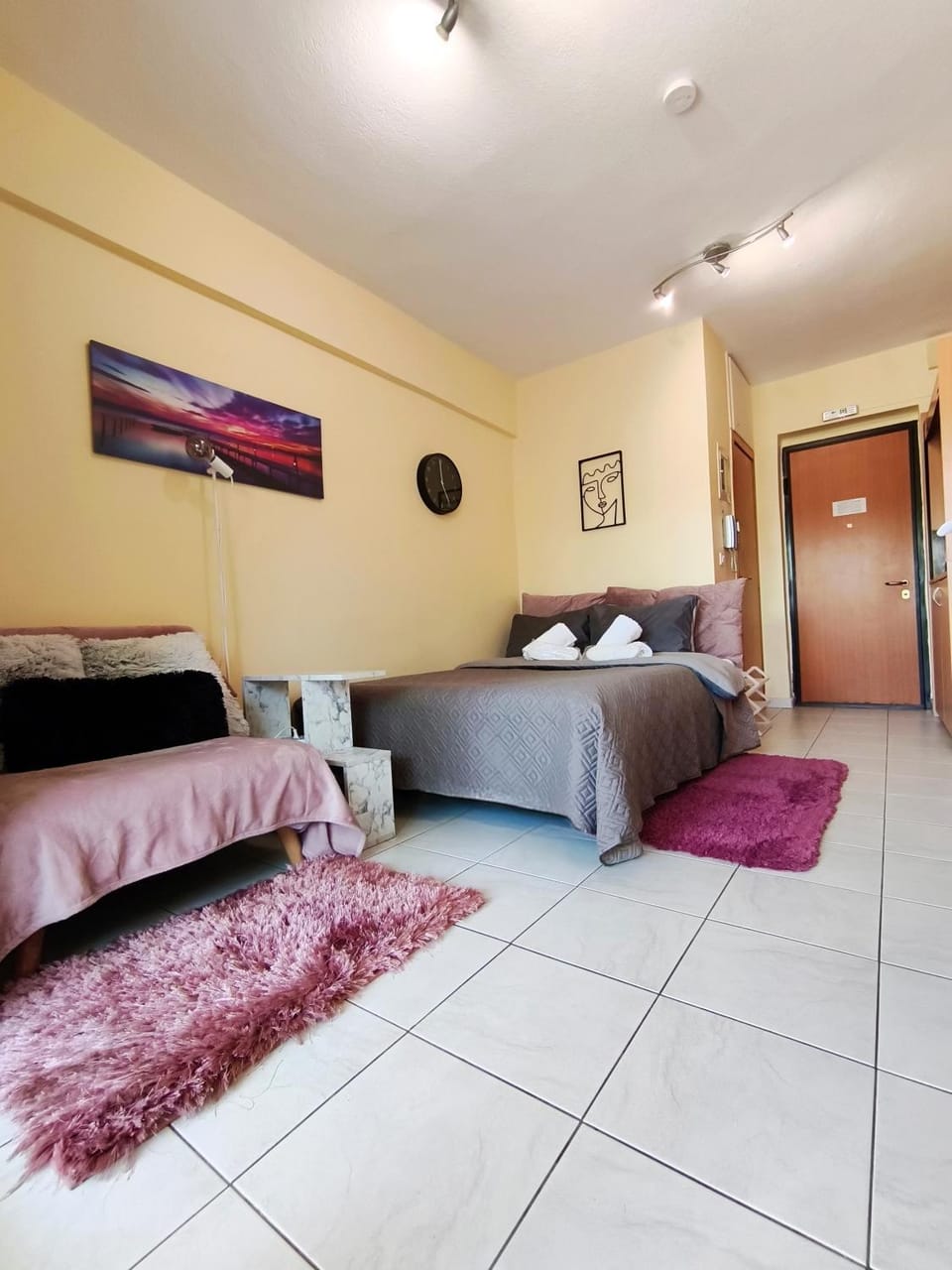 Zen Central Studio with Balcony and WiFi fiber Apartment in Thessaloniki