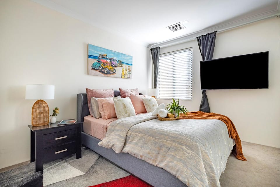 Bed, TV and multimedia, Bedroom
