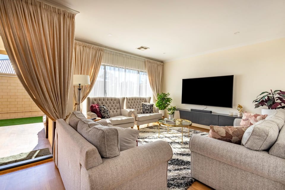 Communal lounge/ TV room, TV and multimedia, Seating area, Sunrise, sunbed