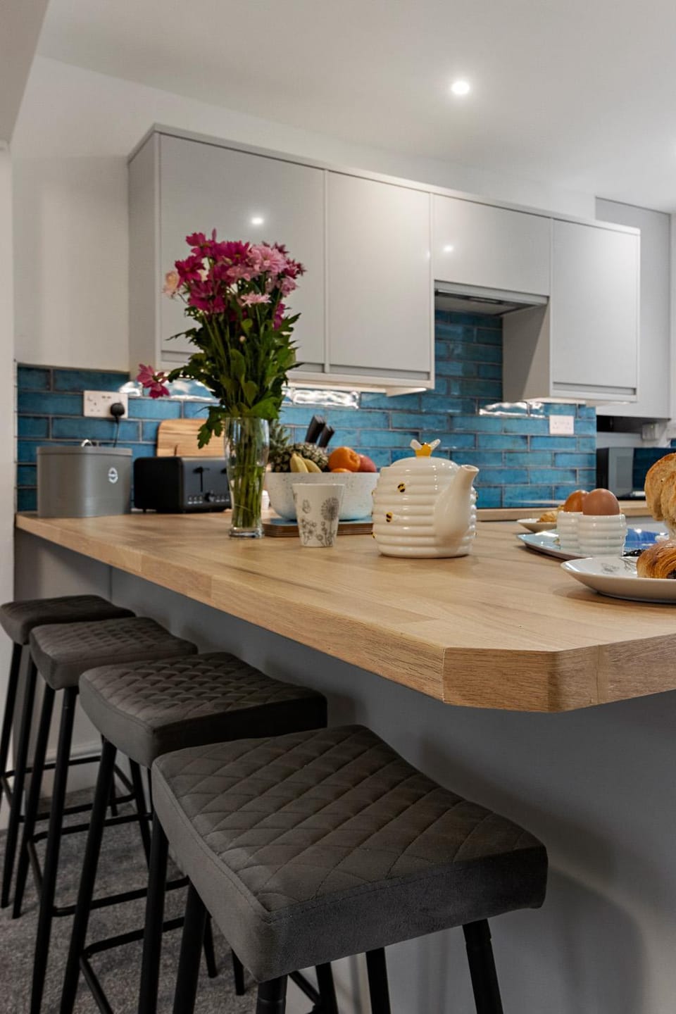 Kitchen or kitchenette, Living room, Decorative detail, Seating area, Dining area