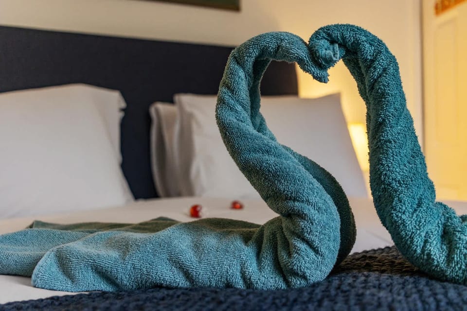 Bed, Decorative detail, Bedroom, towels