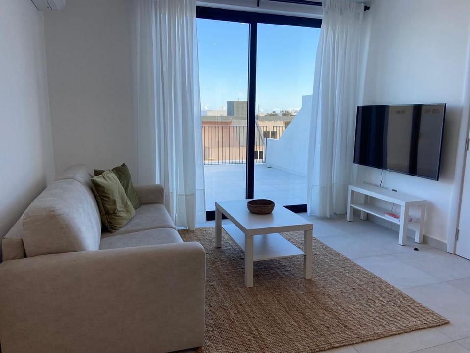 Natural landscape, TV and multimedia, Living room, Seating area, Evening entertainment
