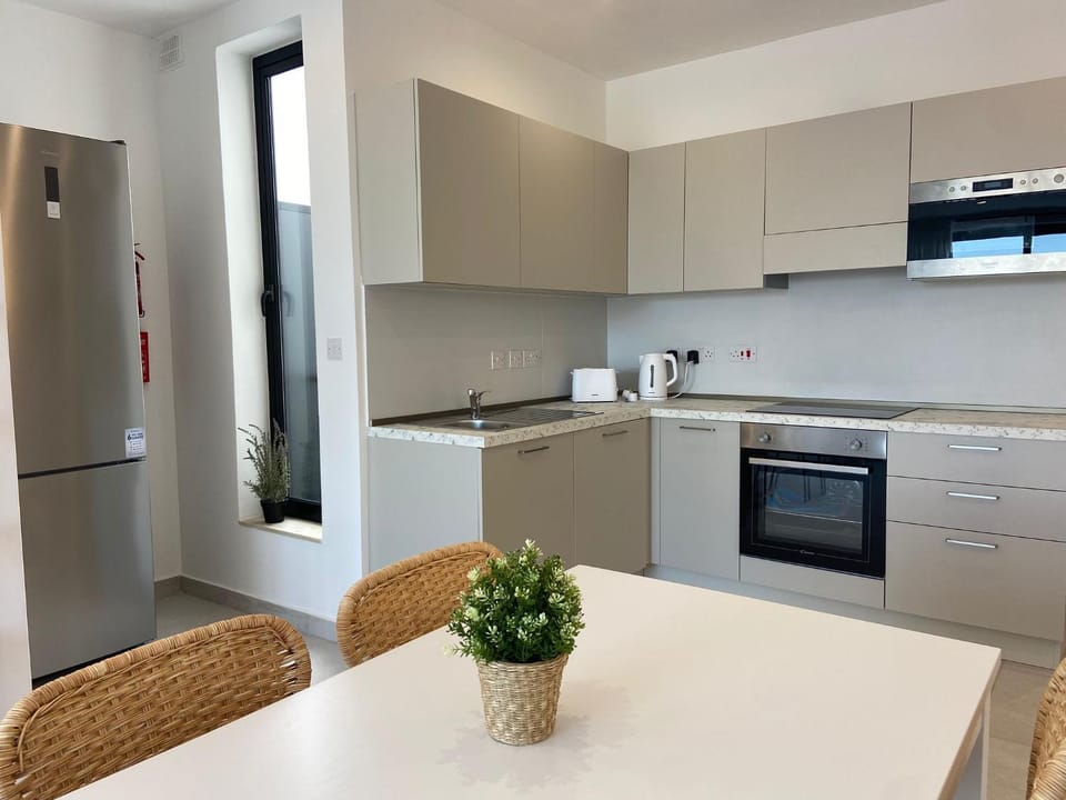 Coffee/tea facilities, Kitchen or kitchenette, Dining area, dishwasher, oven, stove